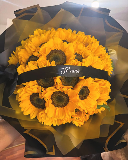 Ramo de girasoles frescos con entrega a domicilio en Madrid con cinta personalizada