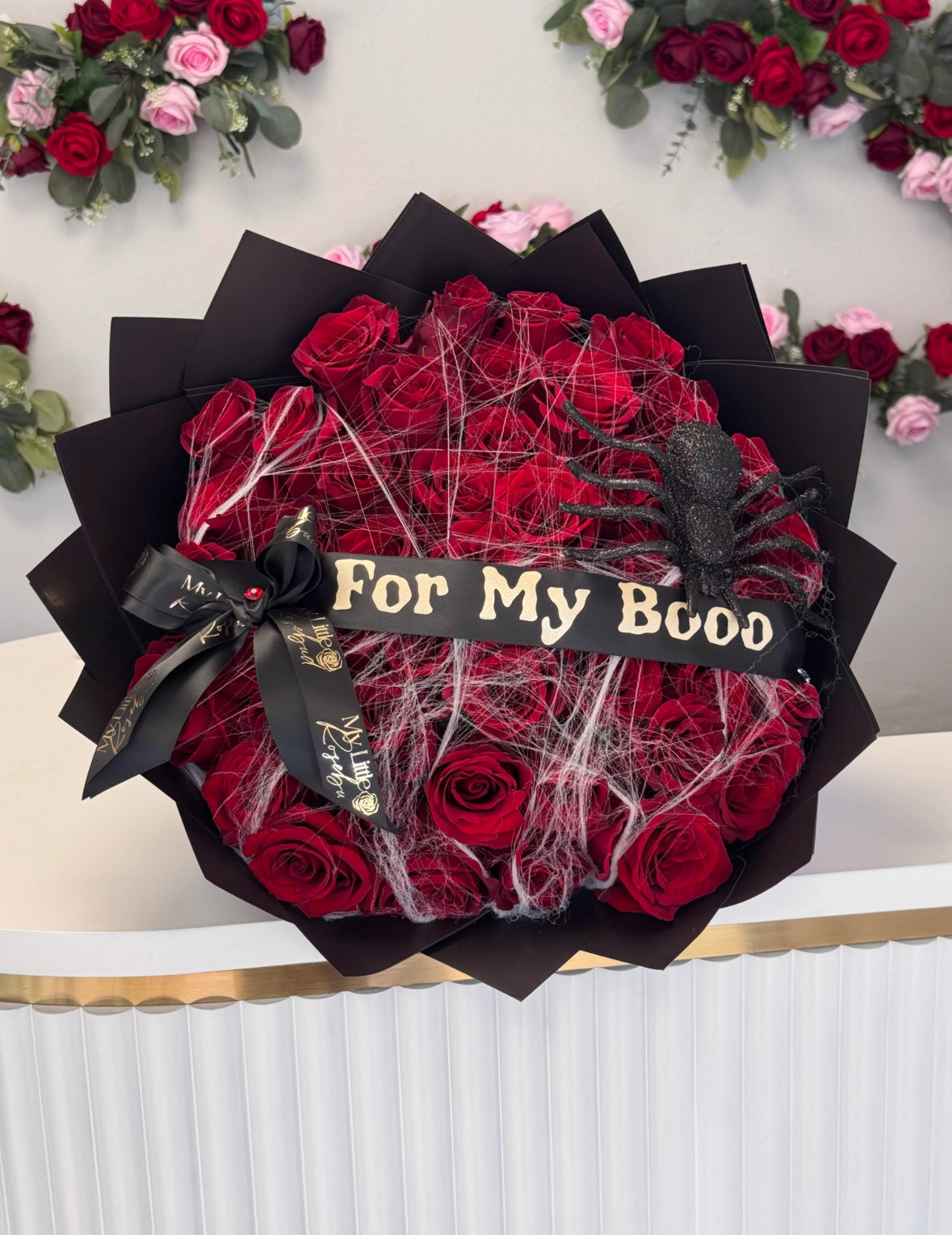 Ramo de rosas rojas de lujo con diseño temático de Halloween y detalles en negro – The Prestige Roses Madrid.