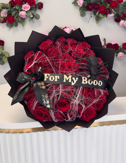 Ramo de rosas rojas de lujo con diseño temático de Halloween y detalles en negro – The Prestige Roses Madrid.