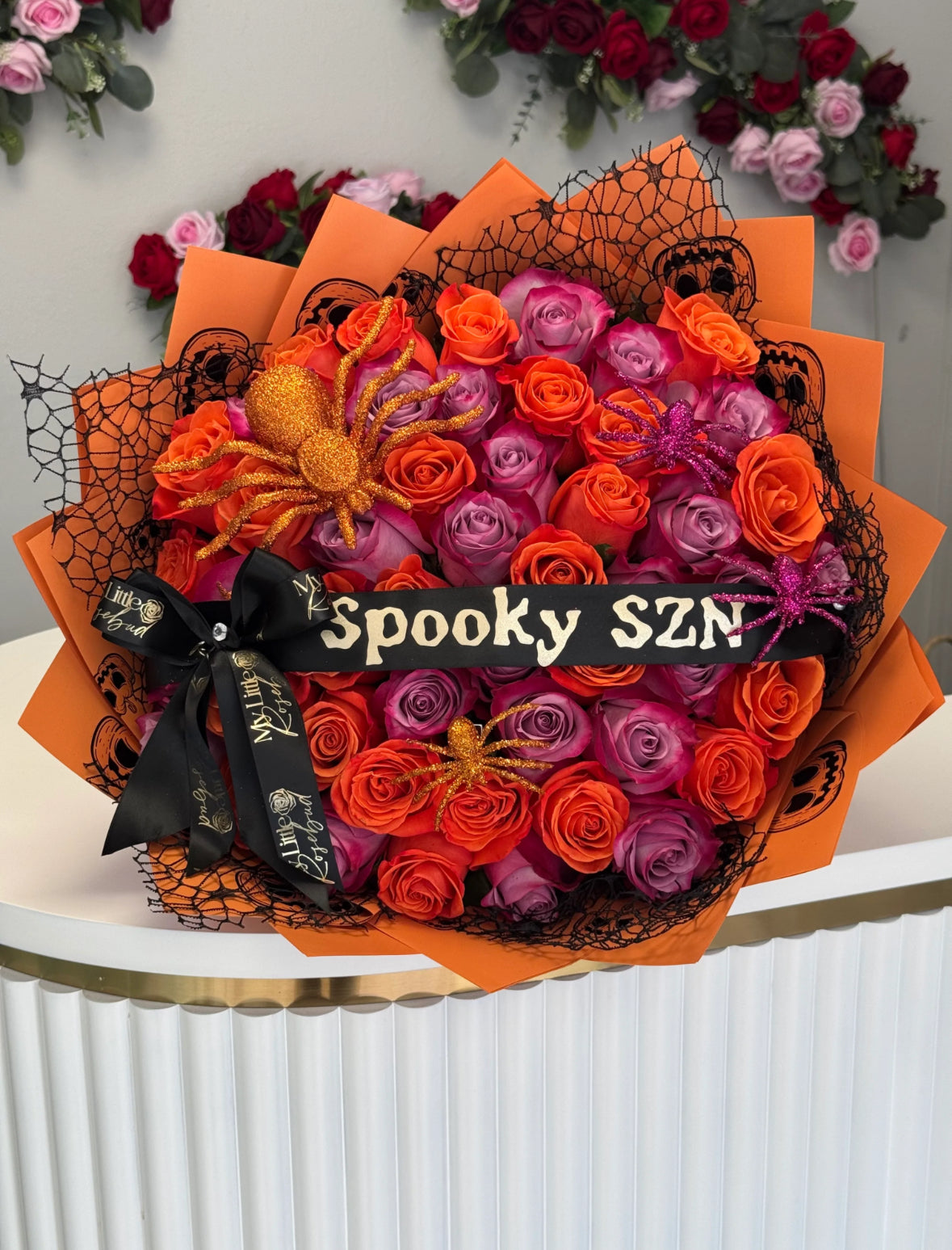 Ramo artesanal de rosas naranjas y violetas con temática de Halloween – edición exclusiva de The Prestige Roses Madrid.