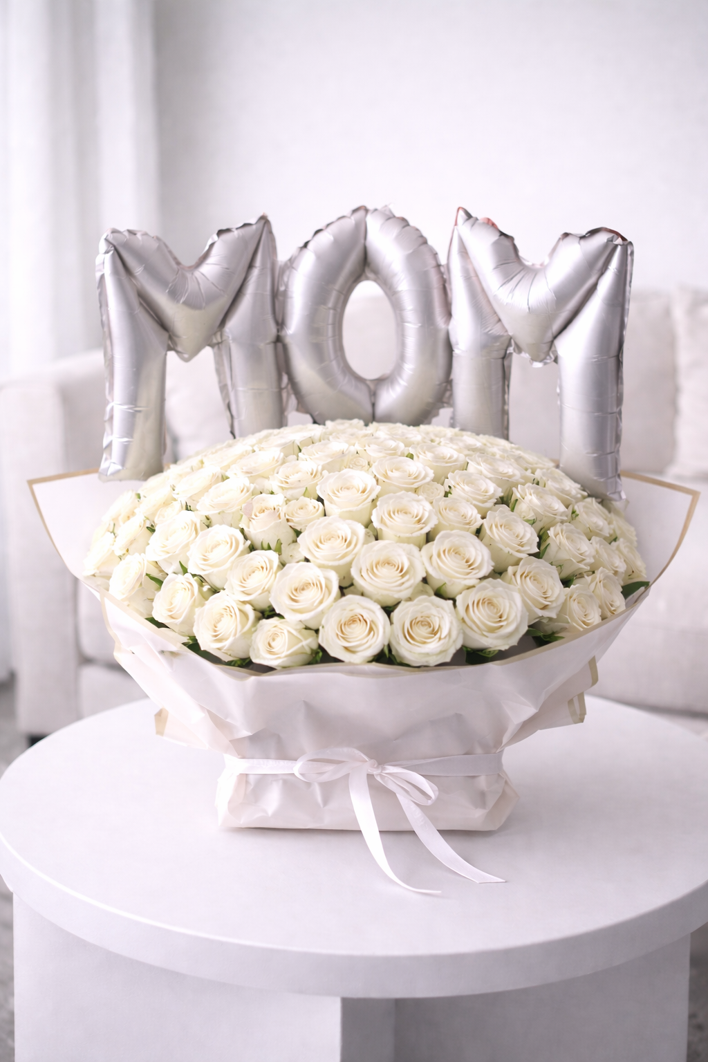 ramo de rosas blancas con globos MOM lujo Madrid