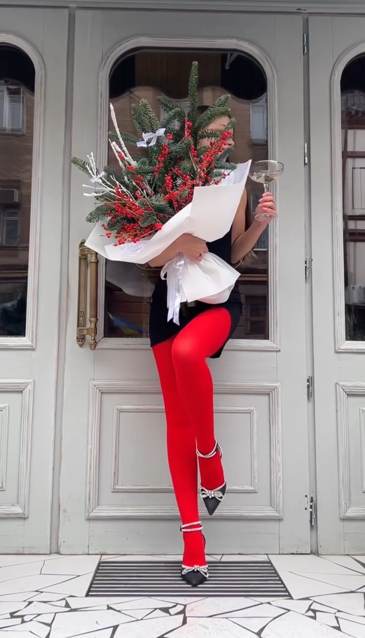 Gran ramo de Navidad con pino natural, adornos festivos y papel kraft de lujo de The Prestige Roses Madrid.