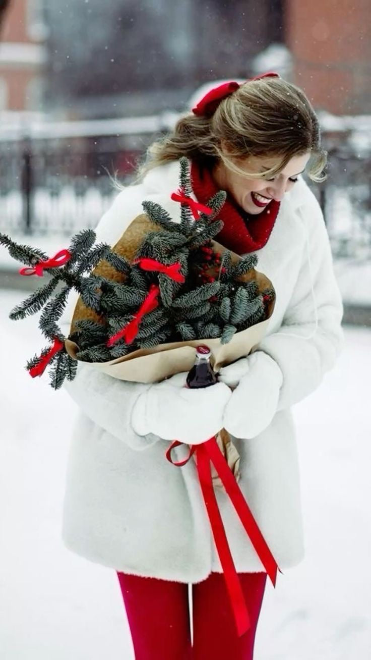 Ramo navideño artesanal con pino, ramas de abeto y cinta roja elegante, perfecto para regalo de Navidad en Madrid.