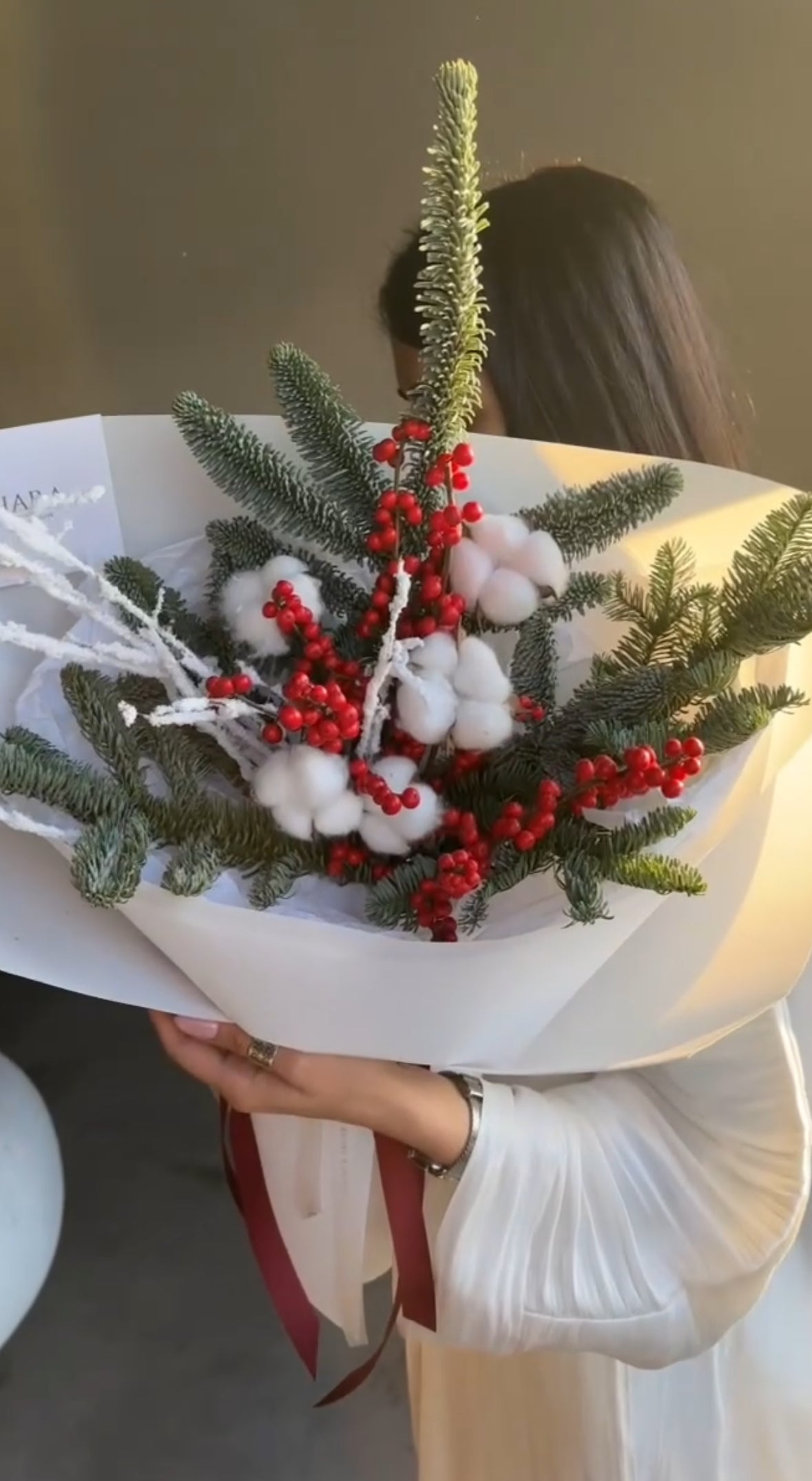 Ramo navideño artesanal con abeto, conos, lazos rojos y detalles naturales, hecho a mano en Madrid.