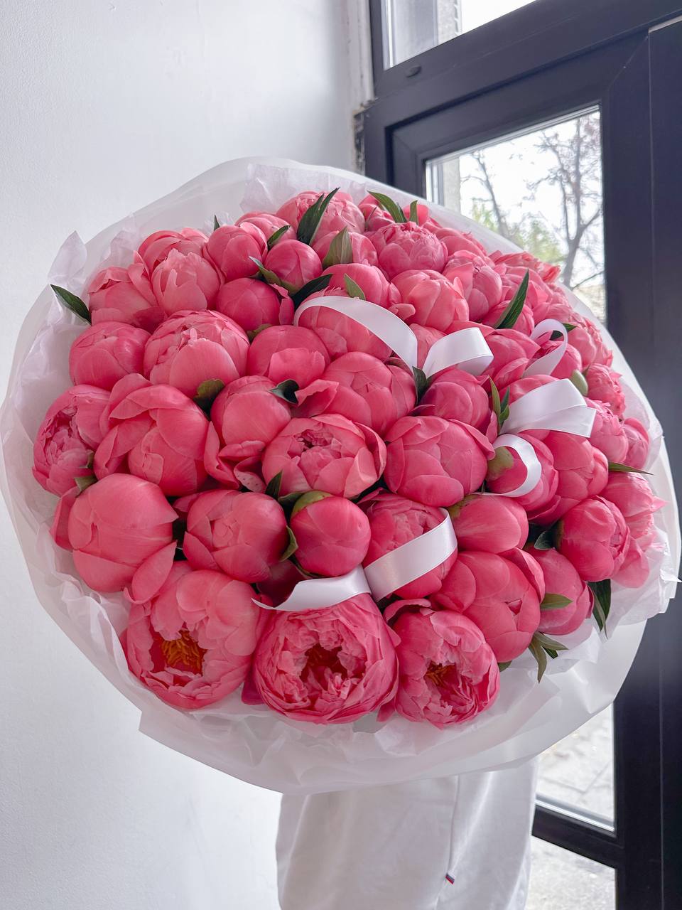 ramo de peonías coral frescas con estilo elegante y volumen premium