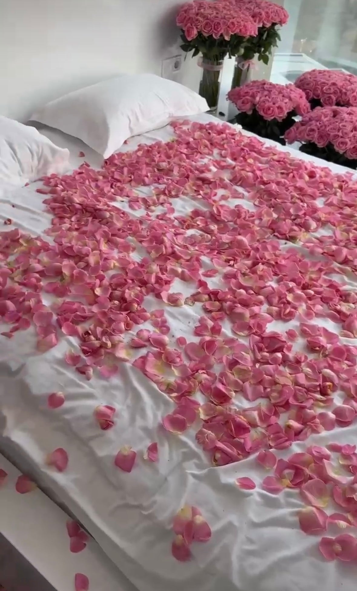 Arreglo floral de lujo con 20 ramos de rosas frescas, un total de 1.000 tallos, ideal para celebraciones elegantes.