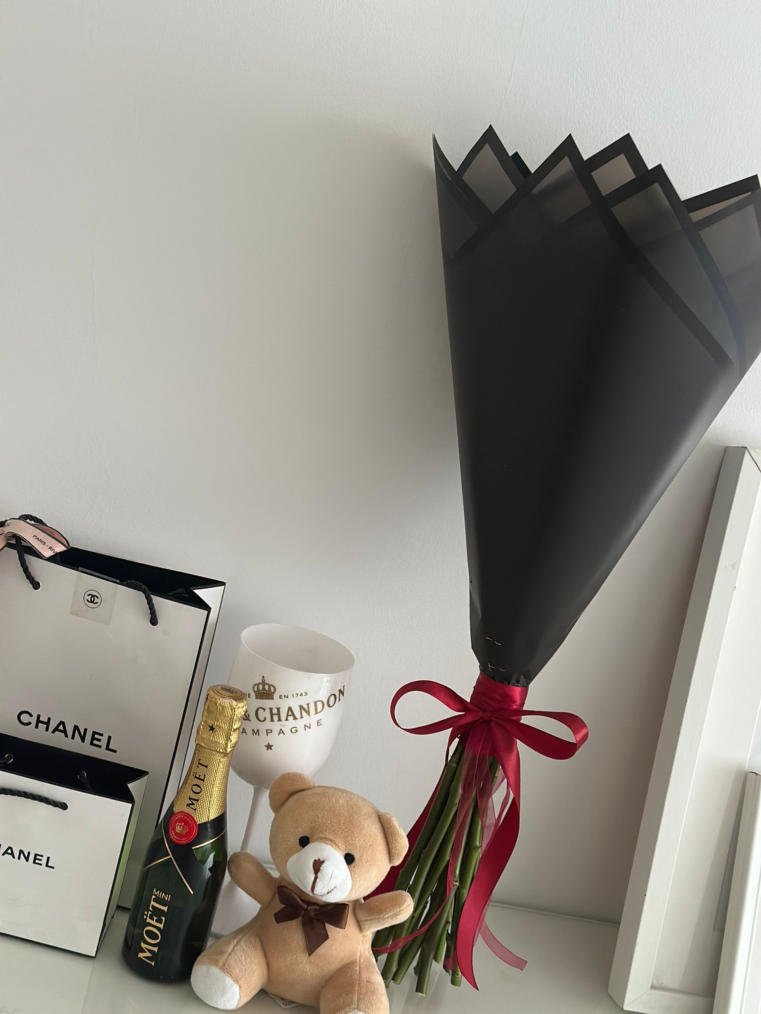 Ramo de quince rosas blancas y rosadas frescas con presentación elegante y sofisticada