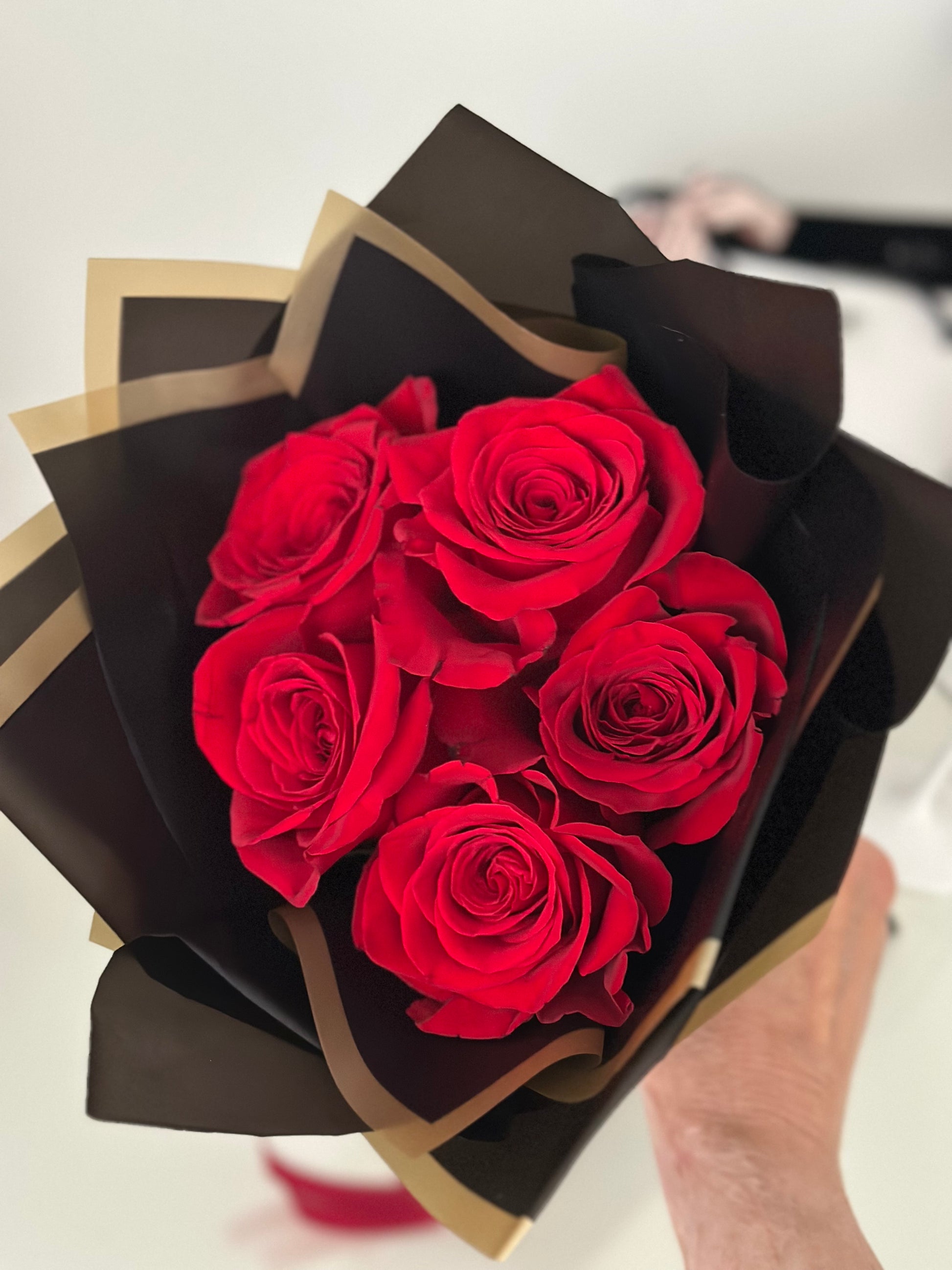 Ramo de 5 rosas rojas con envoltorio de lujo, entrega a domicilio en Madrid para aniversario