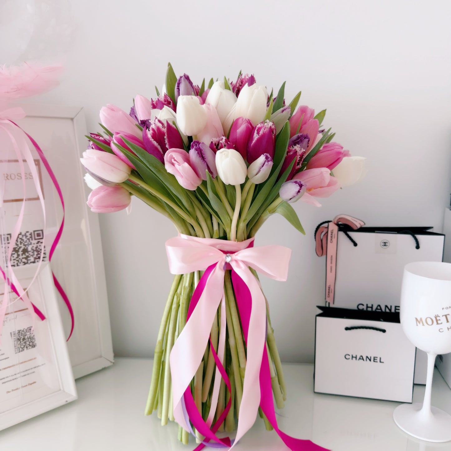 ramo de  100 Tulipanes frescos con presentación premium listos para regalar