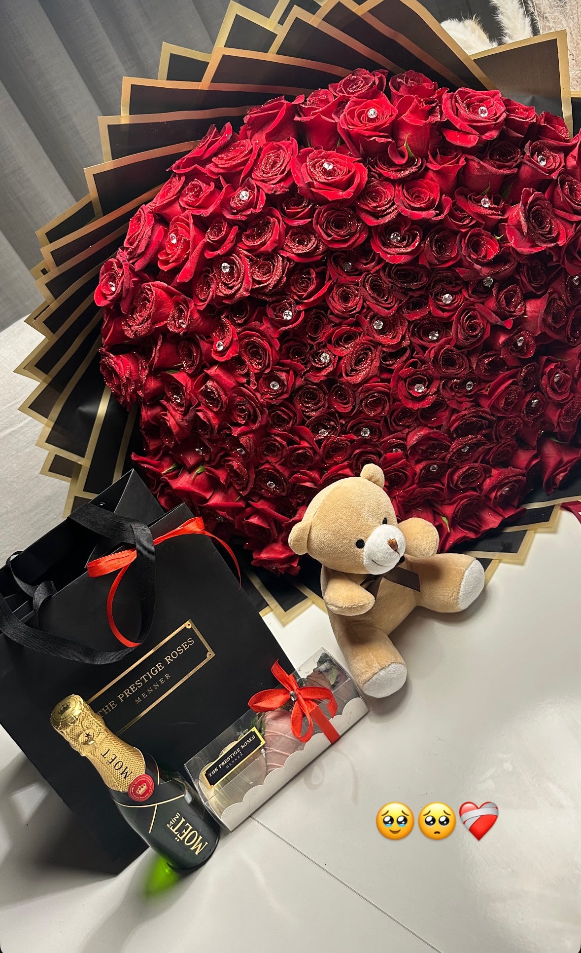 Ramo con 200 rosas rojas, champán y peluche - entrega a domicilio en Madrid