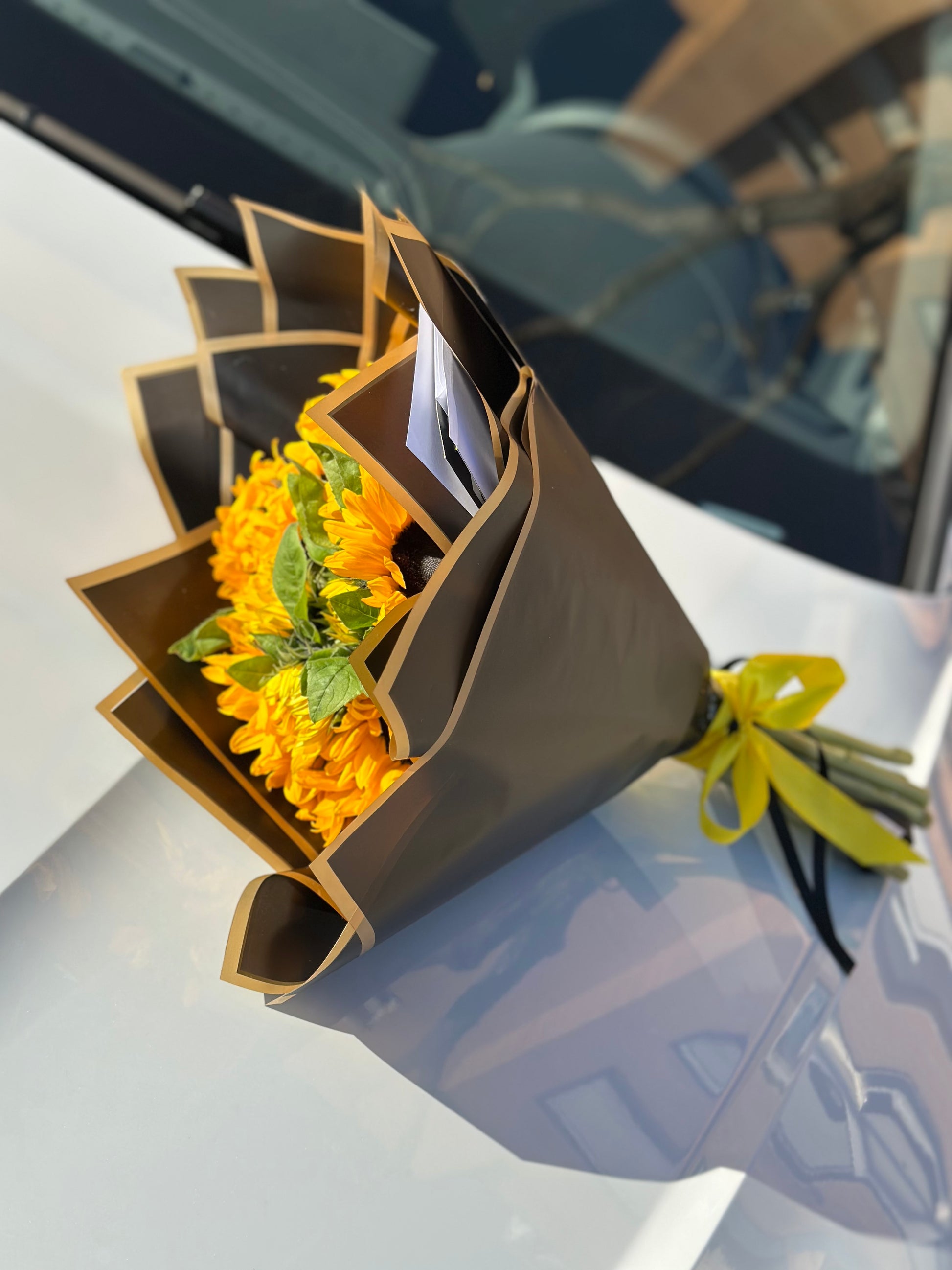 Ramo de girasoles en papel negro elegante en madrid 