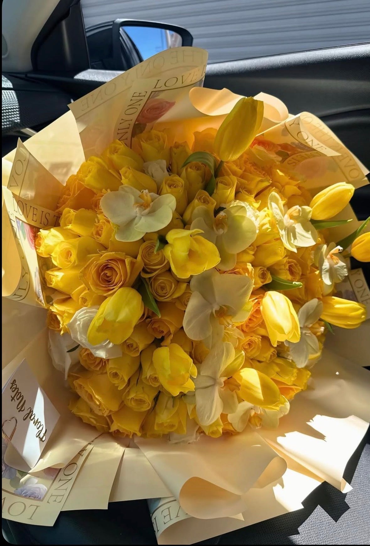 ramo grande de rosas amarillas regalo especial madrid
bouquet de rosas amarillas tulipanes y orquídeas phalaenopsis