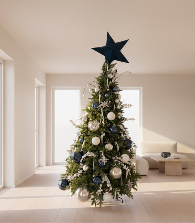 Árbol de Navidad elegante decorado con bolas azul marino, plateadas y blancas, copos de nieve y estrellas metálicas. Inspirado en el estilo Winter Luxury de The Prestige Roses Madrid.