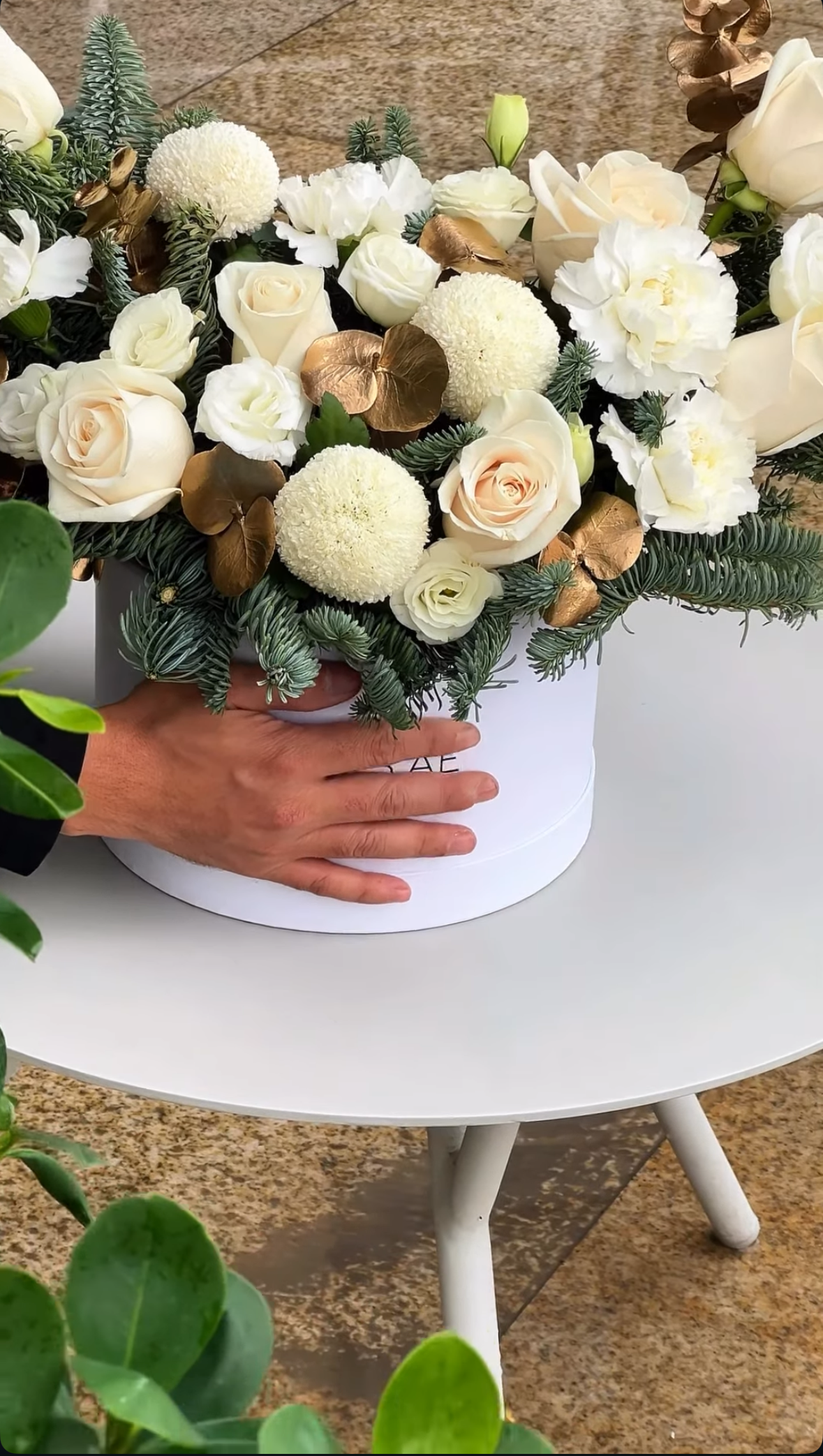 Regalo de Navidad con rosas frescas y adornos artesanales