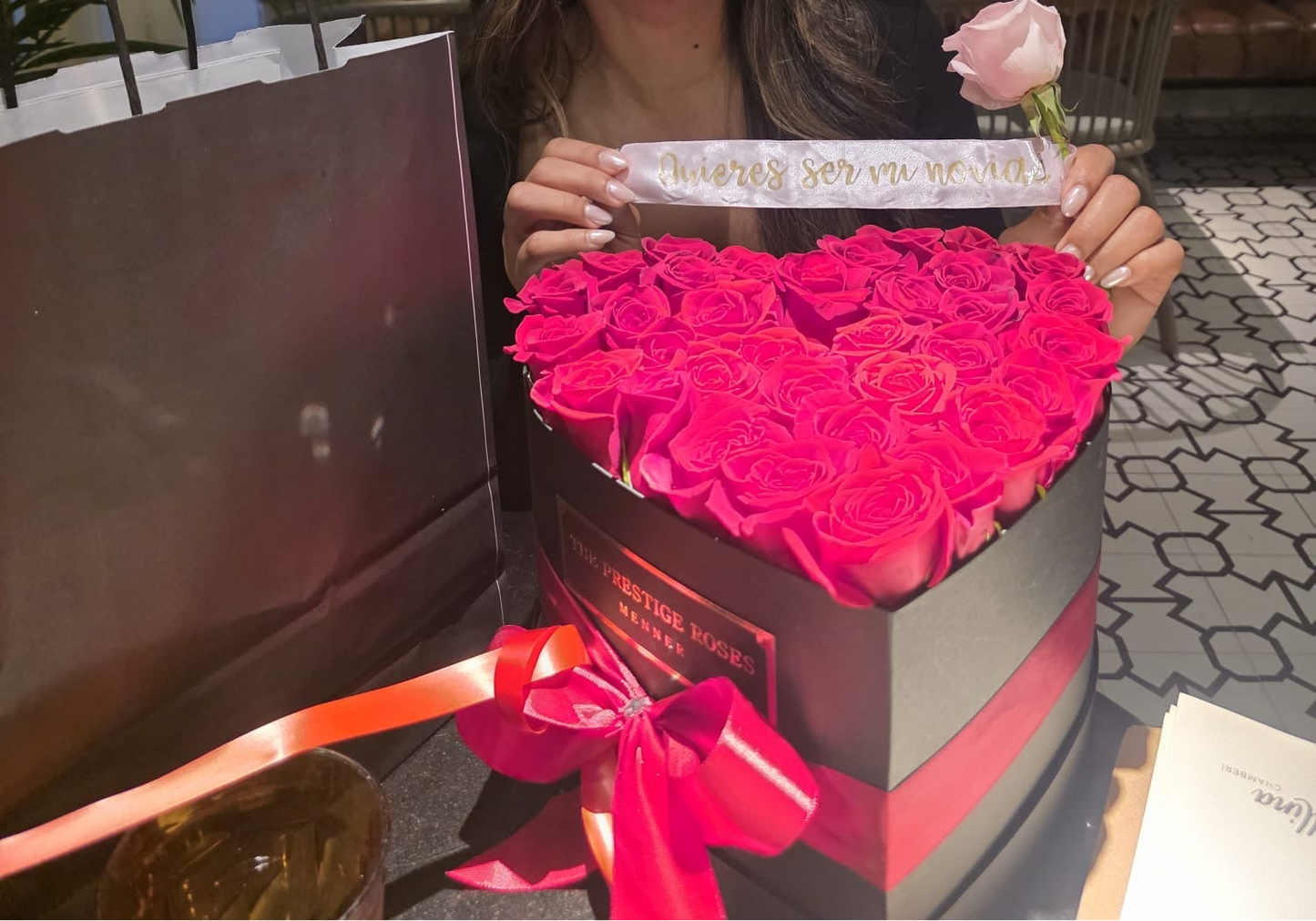 Caja grande en forma de corazón con rosas frescas rojas y rosa rosa central con mensaje especial