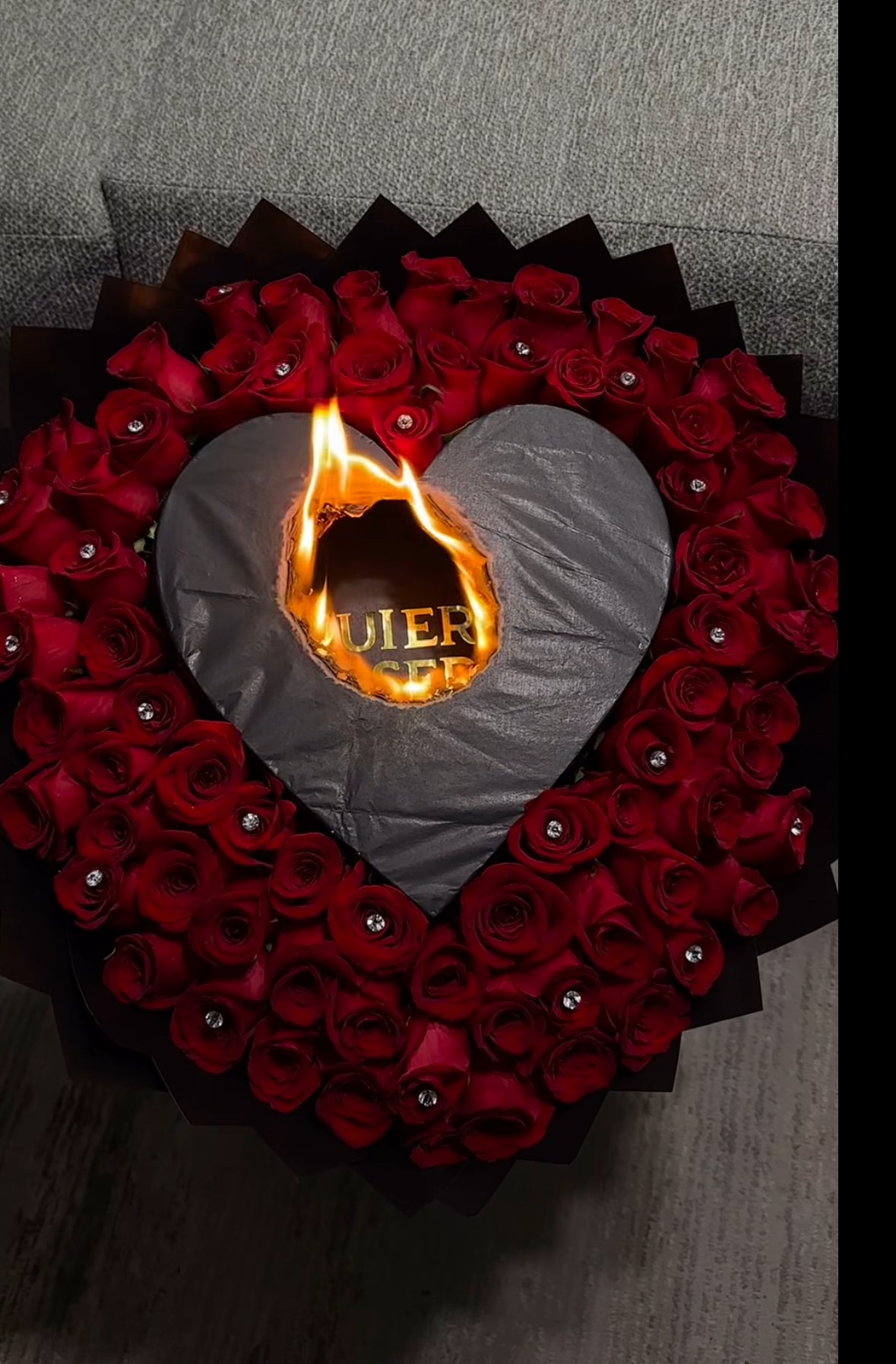 ramo exclusivo con rosas rojas  y caja corazón de lujo madrid