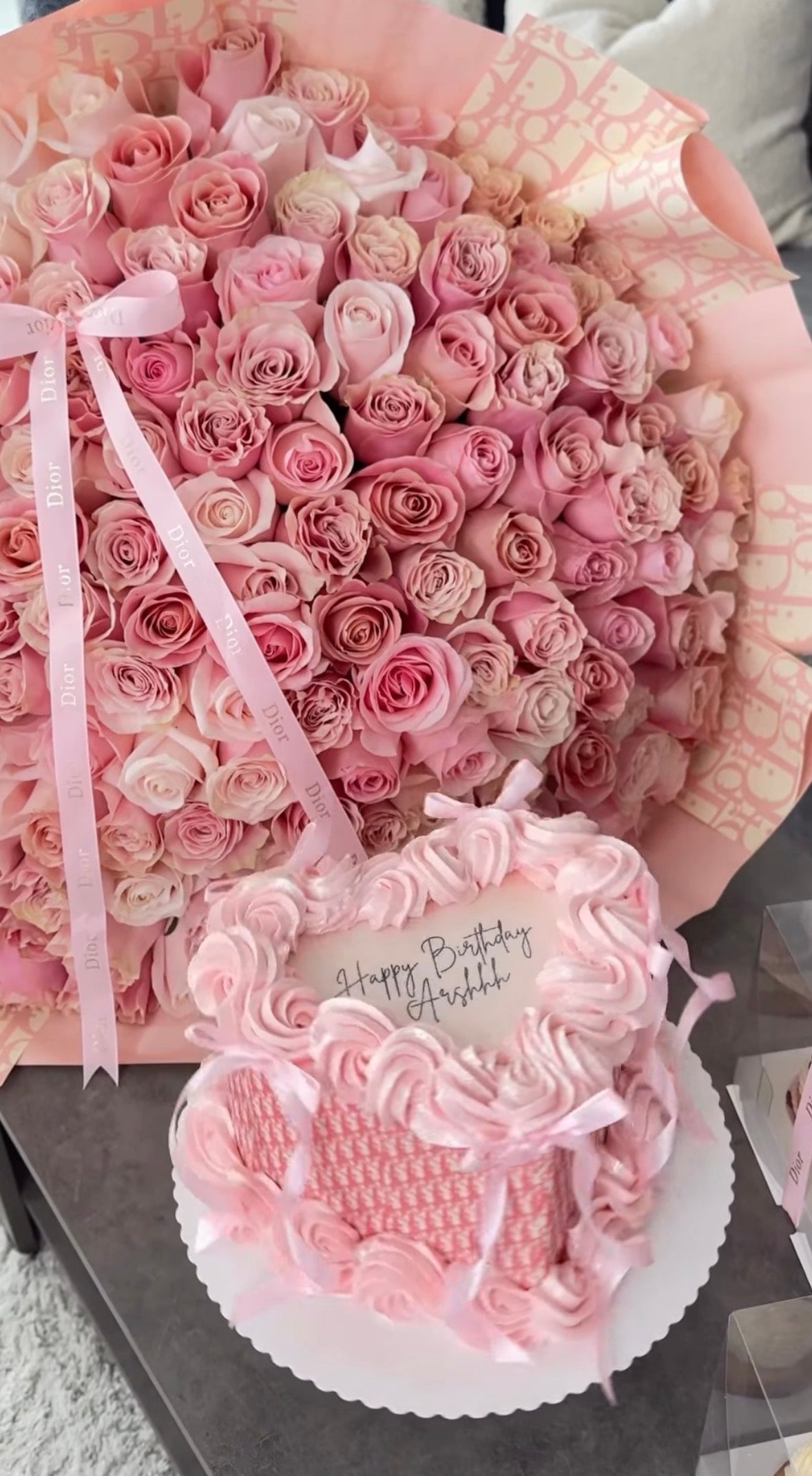 rosas rosadas como regalo romántico elegante en Madrid y tarta corazón personalizado