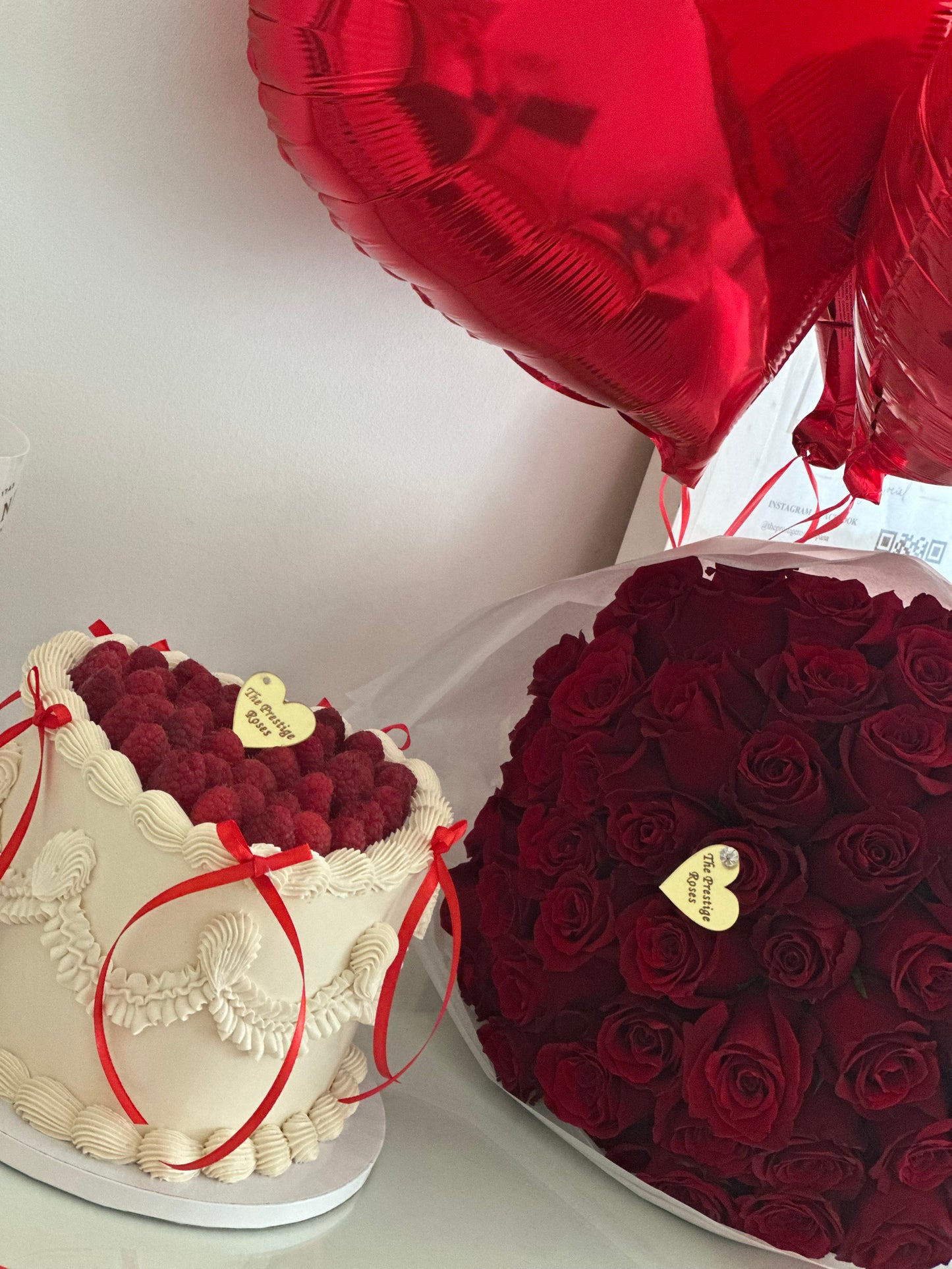 Sorpresa de cumpleaños en Madrid con rosas frescas, tarta artesanal y tres globos corazón