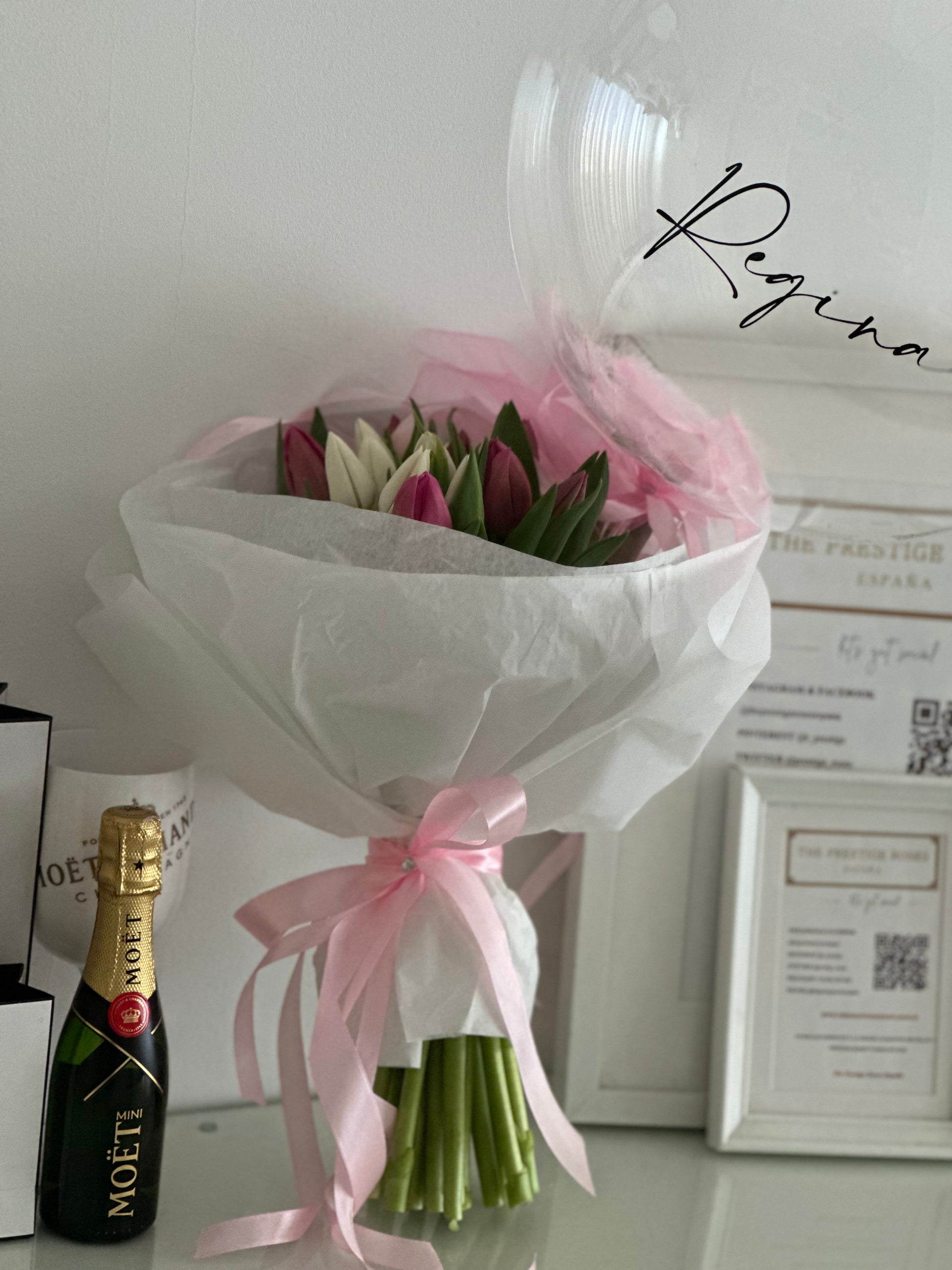 Tulipanes blancos frescos con globo transparente personalizado
