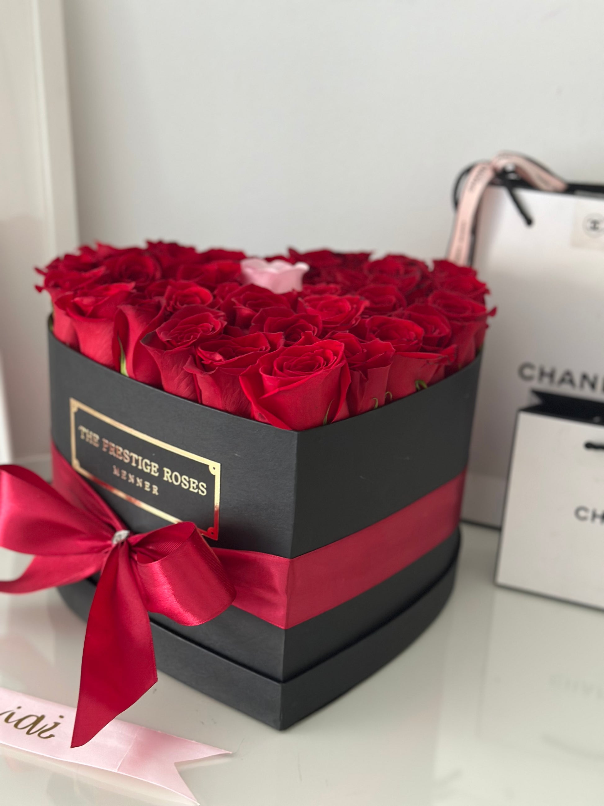 Detalle de caja romántica con rosas frescas rojas para entrega en Madrid