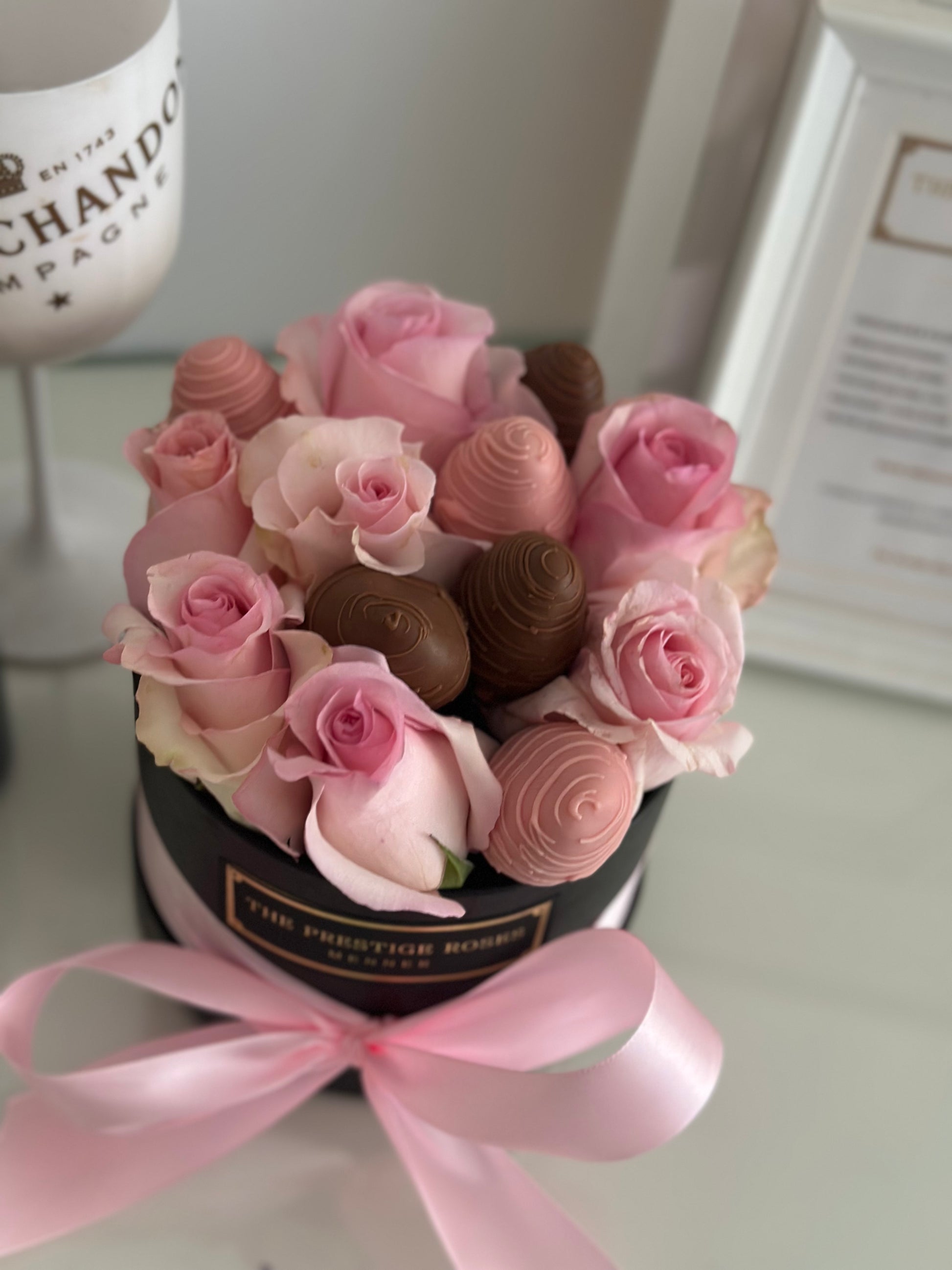 Caja redonda de rosas frescas y fresas con chocolate – The Prestige Roses