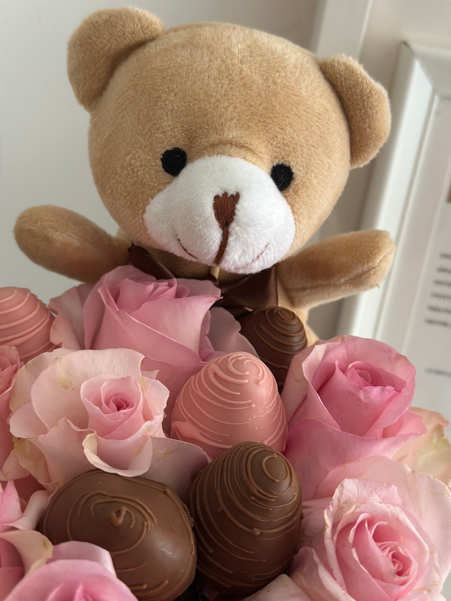 Caja de rosas frescas y fresas bañadas en chocolate con osito y lazo rosa – estilo luxury con Moët & Chandon, The Prestige Roses Madrid.