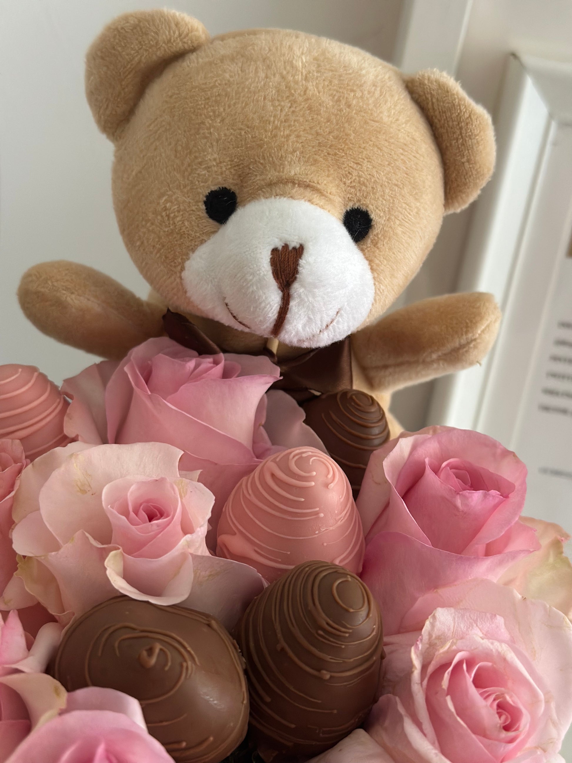 Caja de rosas frescas y fresas bañadas en chocolate con osito y lazo rosa – estilo luxury con Moët & Chandon, The Prestige Roses Madrid.