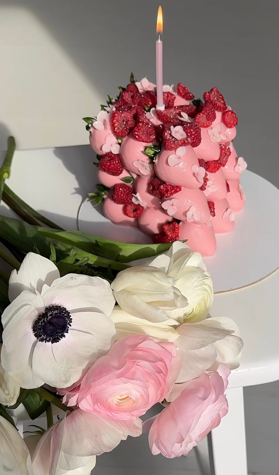 Tarta artesanal de fresas bañadas en chocolate rosa premium y frambuesa 