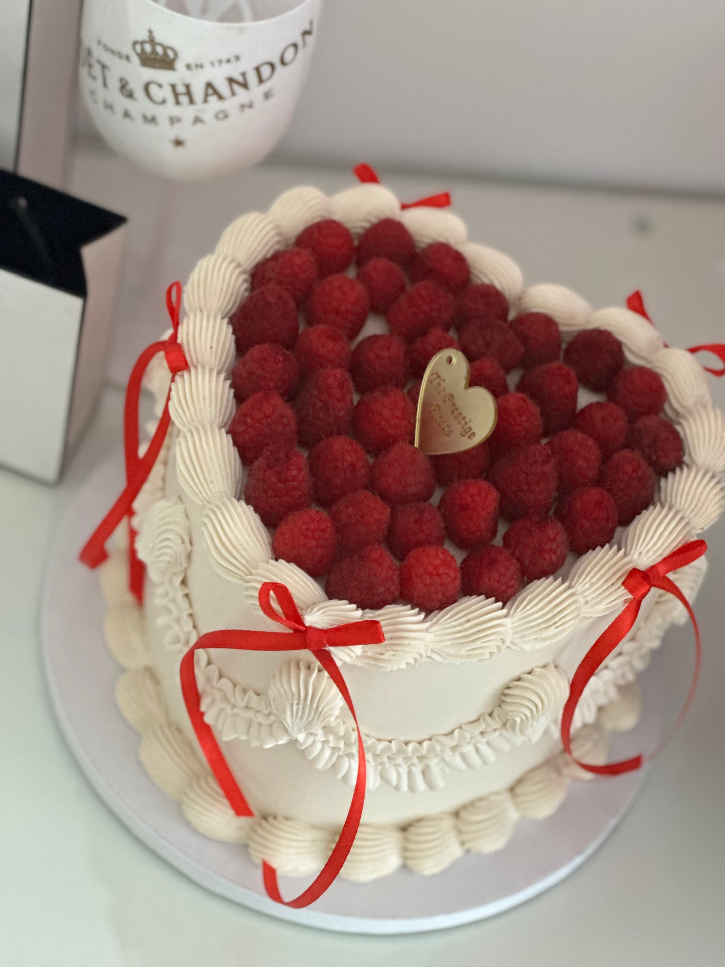 Tarta corazón decorada con frambuesas frescas para cumpleaños y celebraciones en Madrid