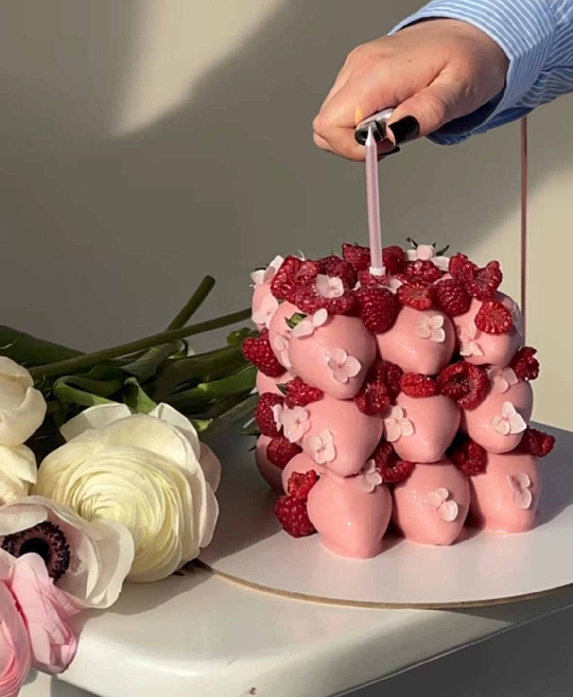 Tarta de fresas con chocolate rosa y oro comestible en Madrid