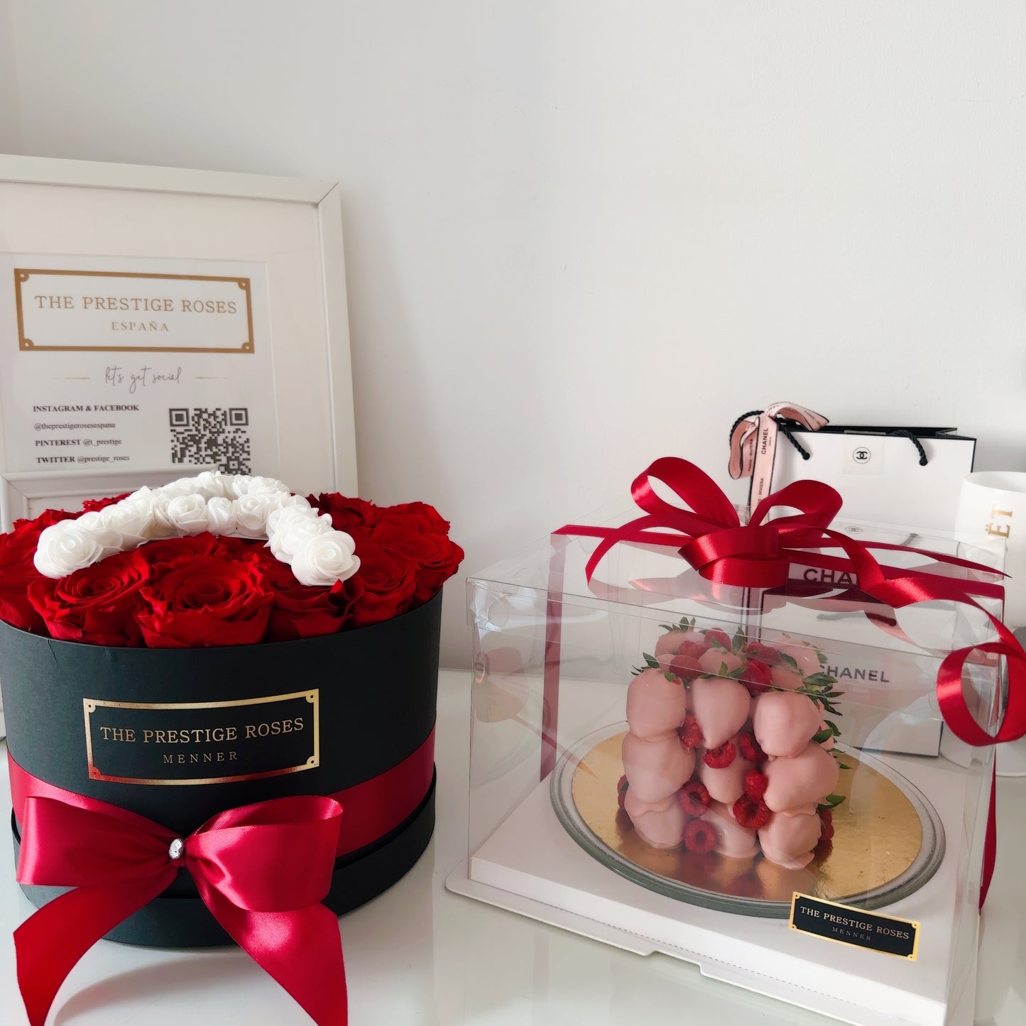 Tarta de fresas decorada con oro comestible y caja de rosas preservadas con iniciale entrega Madrid Capital