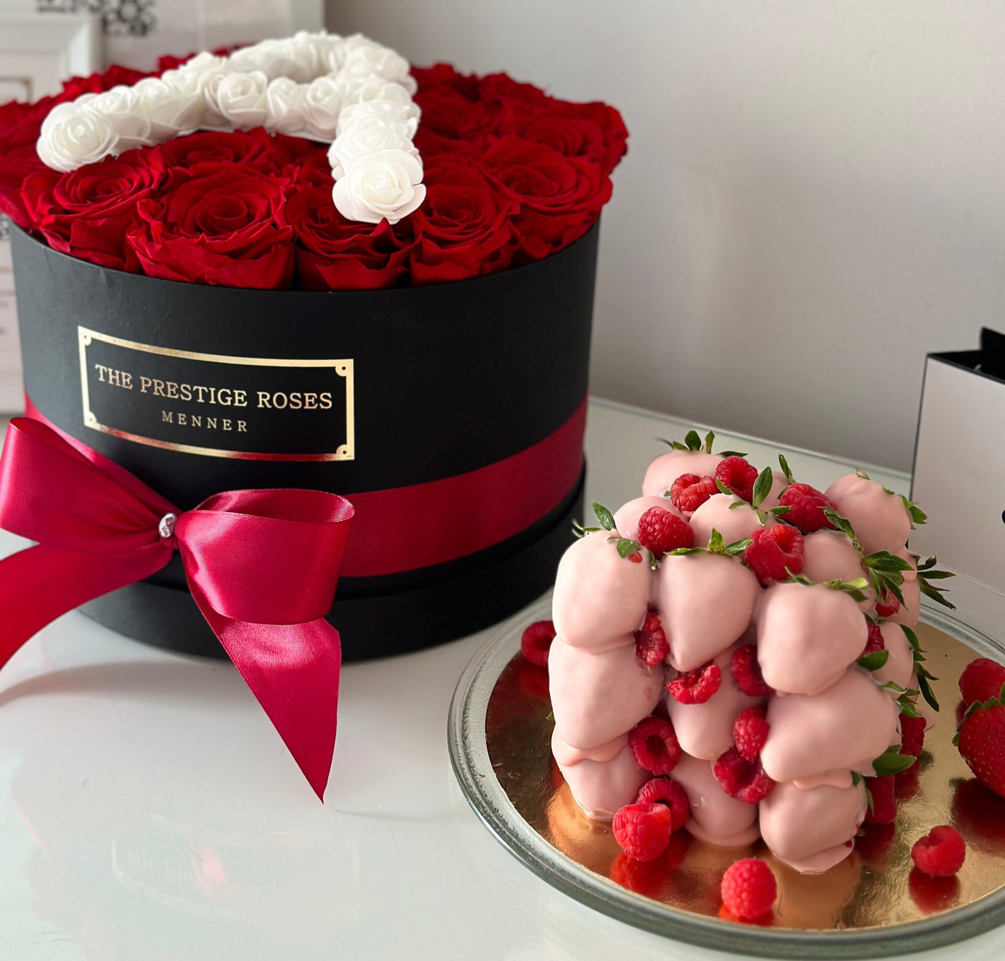 Tarta personalizada de fresas con chocolate y caja de rosas preservadas  The Prestige Roses