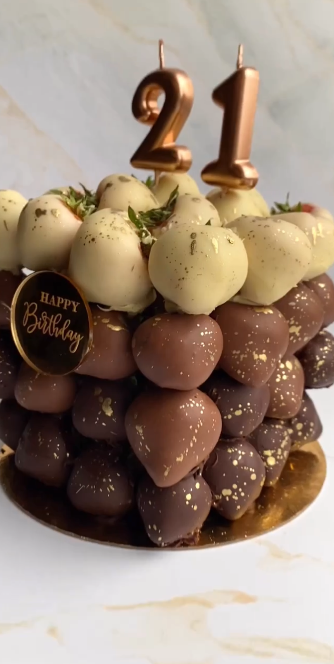 Tarta premium de fresas con chocolate rosa estilo lujo moderno