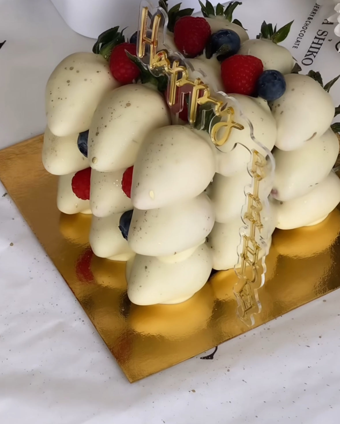 Tarta romántica de fresas con chocolate rosa y frambuesas