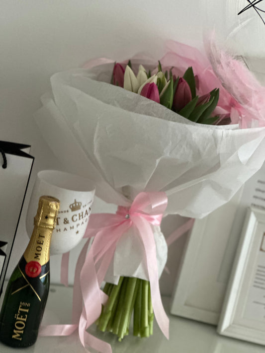 Ramo de tulipanes rosa y blanco con globo personalizado elegante
