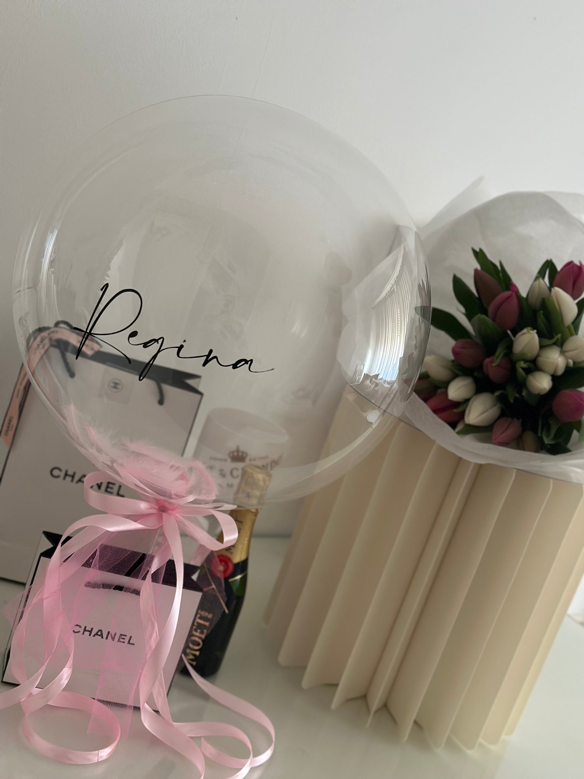 Set de tulipanes mixtos con globo rosa empolvado y cinta de satén
