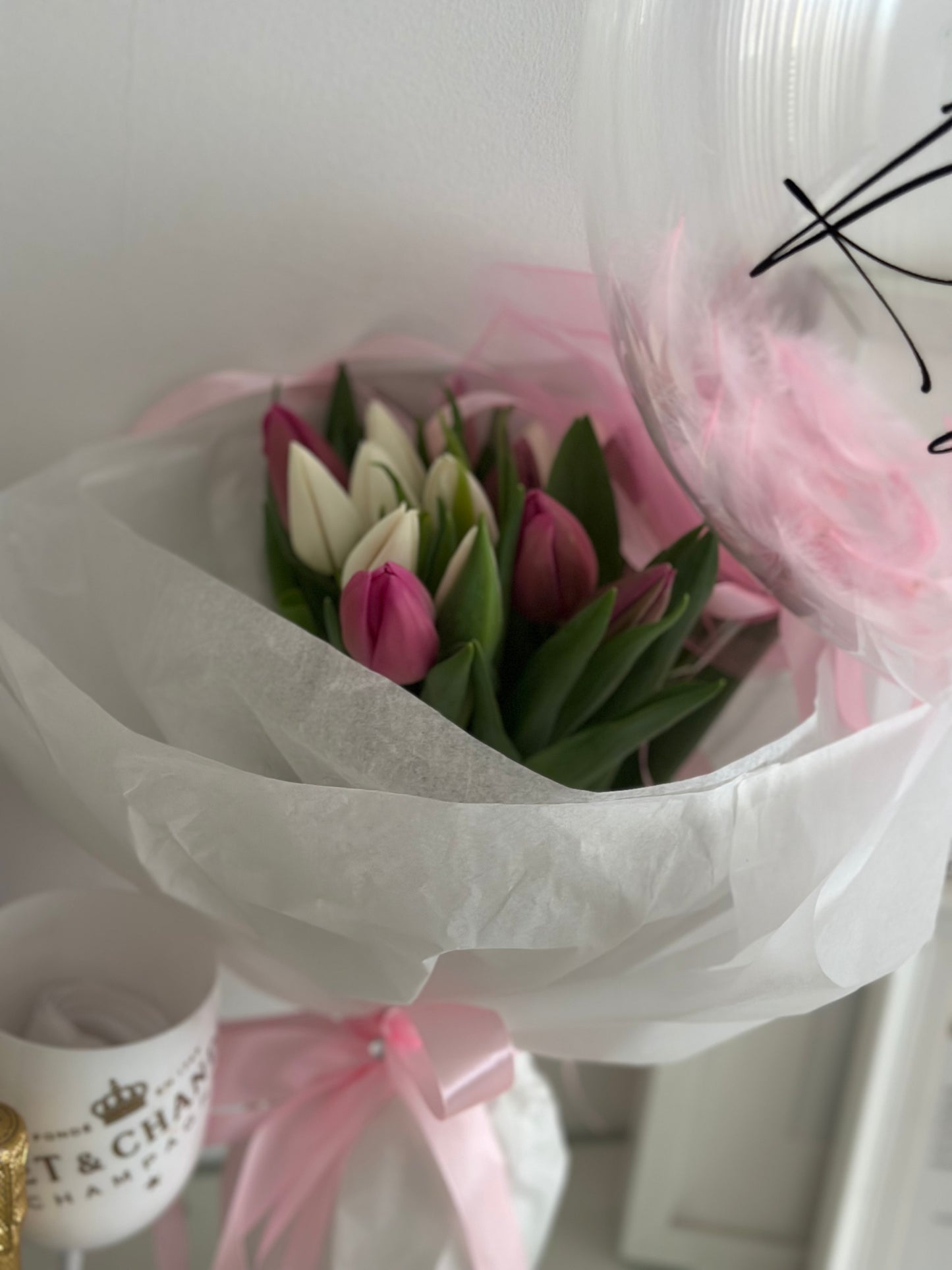 Ramo de tulipanes rojos con globo a tono rojo brillante personalizad
