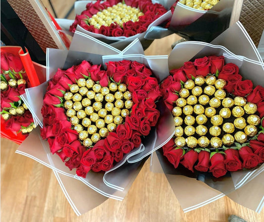 Ramo de Rosas Frescas con un Corazon de chocolate Ferrero | The Prestige Roses