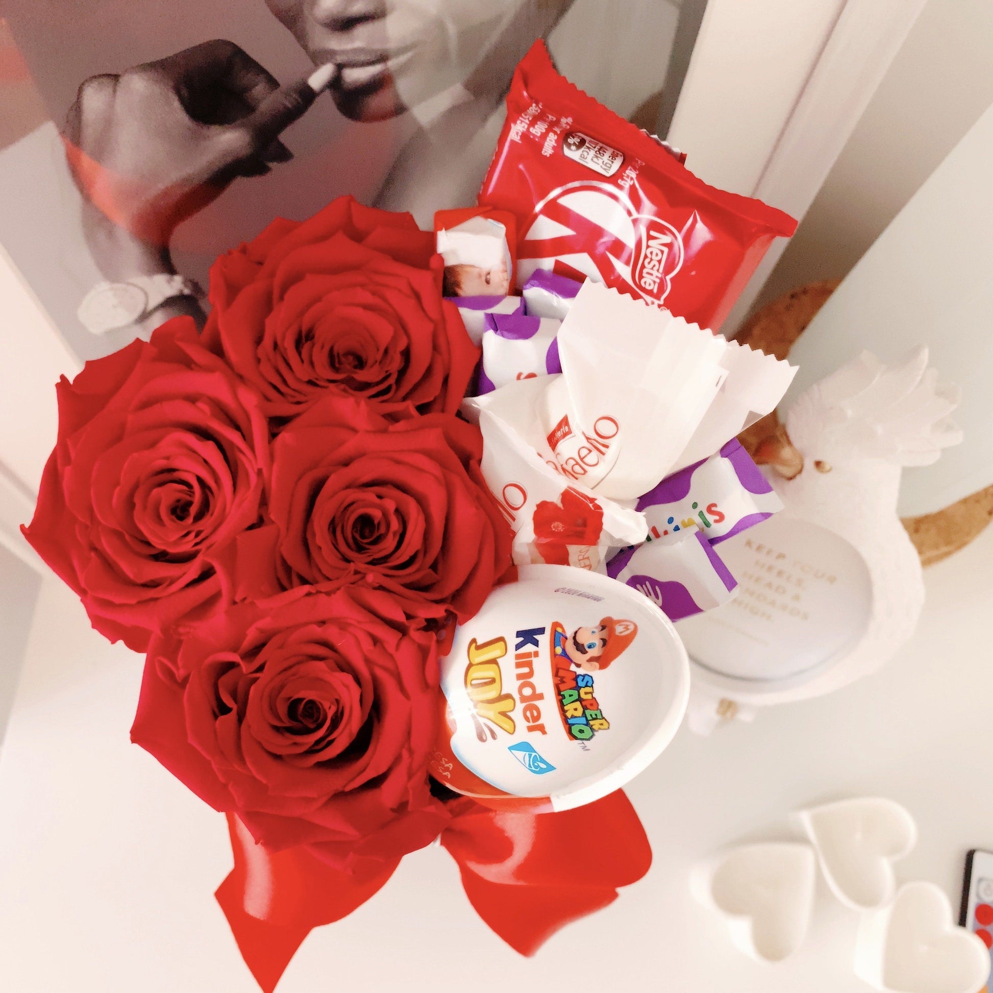 Caja Brillo Redonda de Rosas Eternas con chocolate  | The Prestige Roses