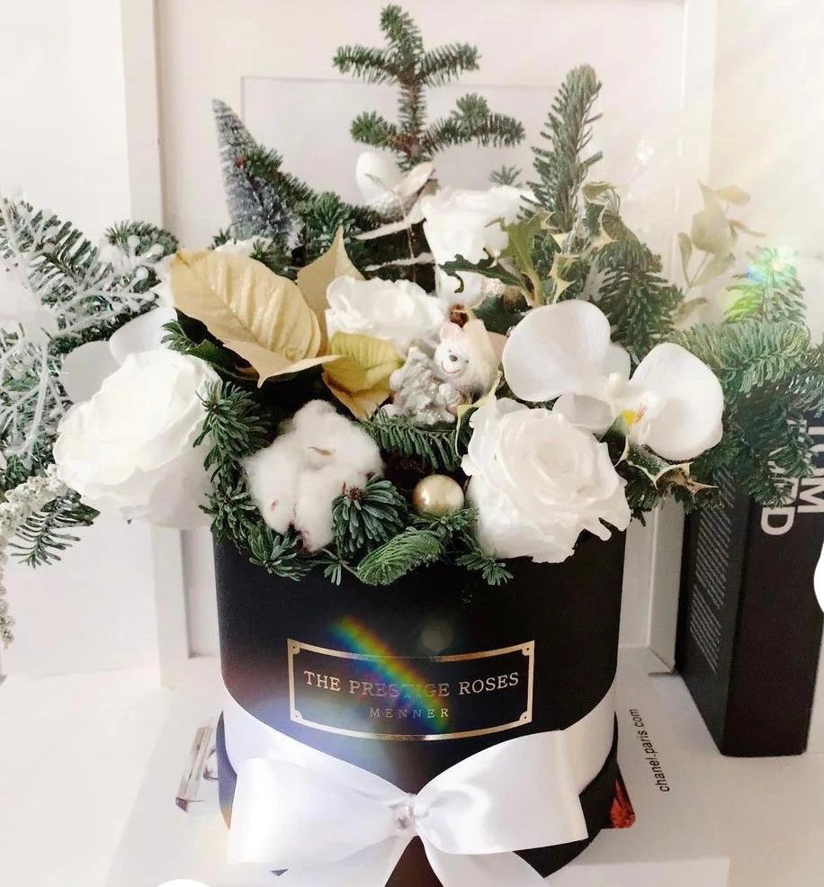 Arreglo de Navidad en caja blanca con rosas preservadas, eucalipto y detalles festivos de lujo.
