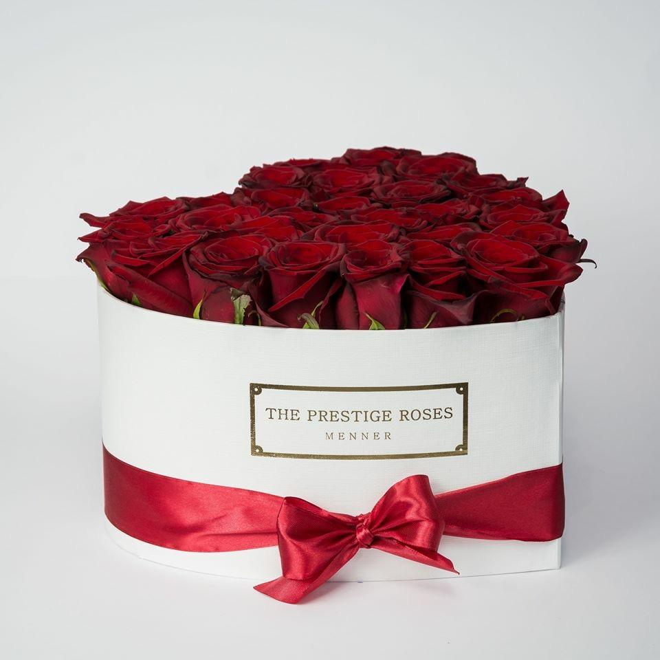 Caja Blanco Corazon de Rosas Frescas Rojas