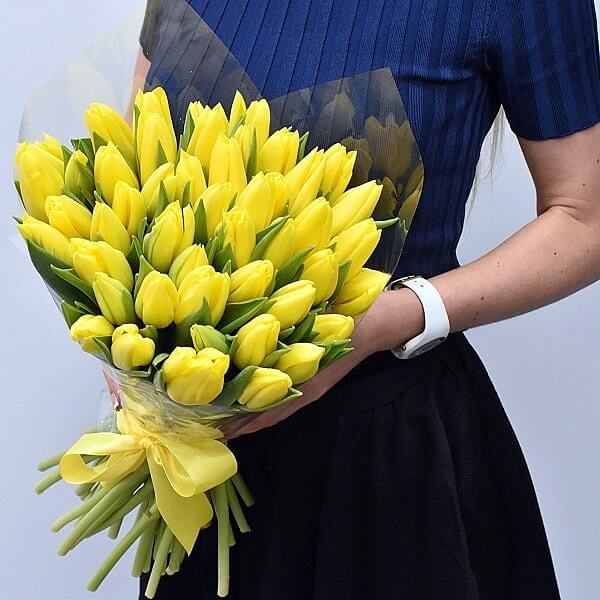 Ramo de tulipanes amarillas premium de The Prestige Roses en Madrid