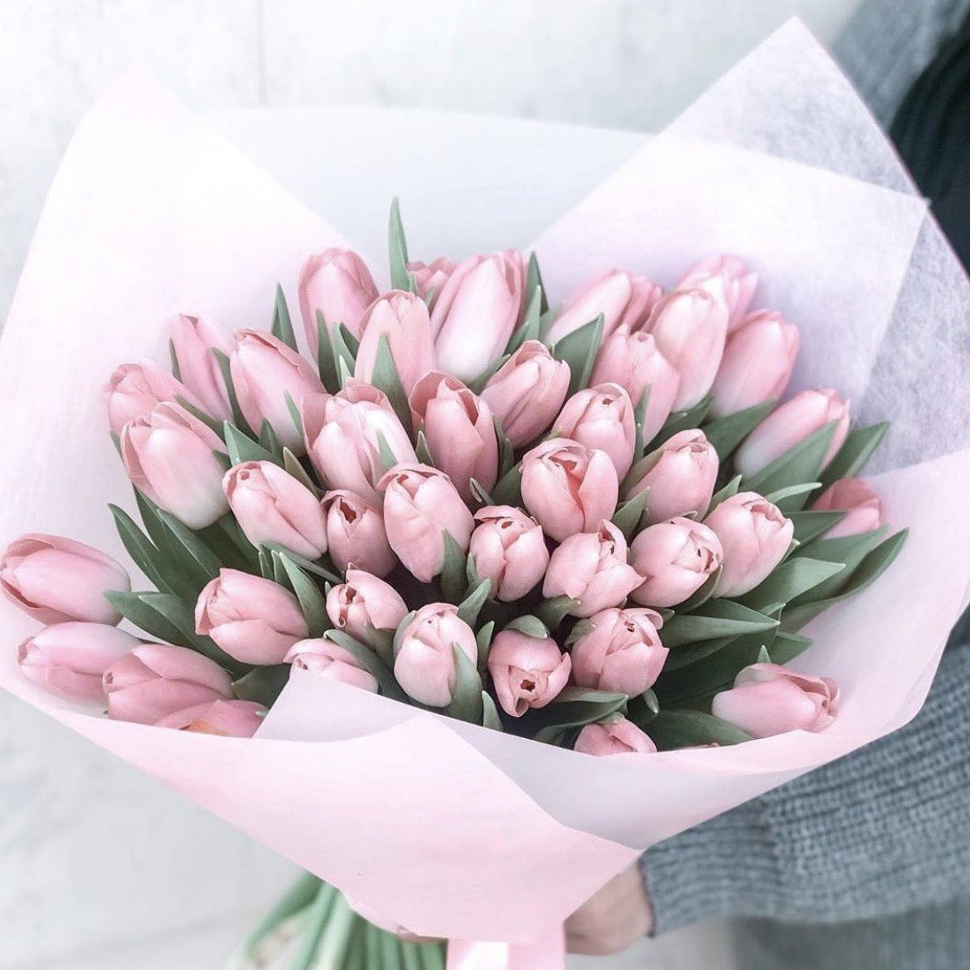 Ramo de tulipanes frescos en Madrid con diseño elegante y natural