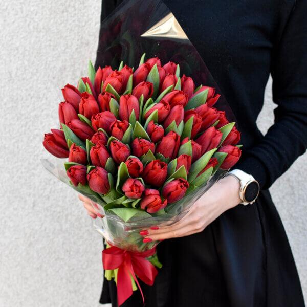 Ramo de tulipanes rojo frescos con estilo natural y elegante