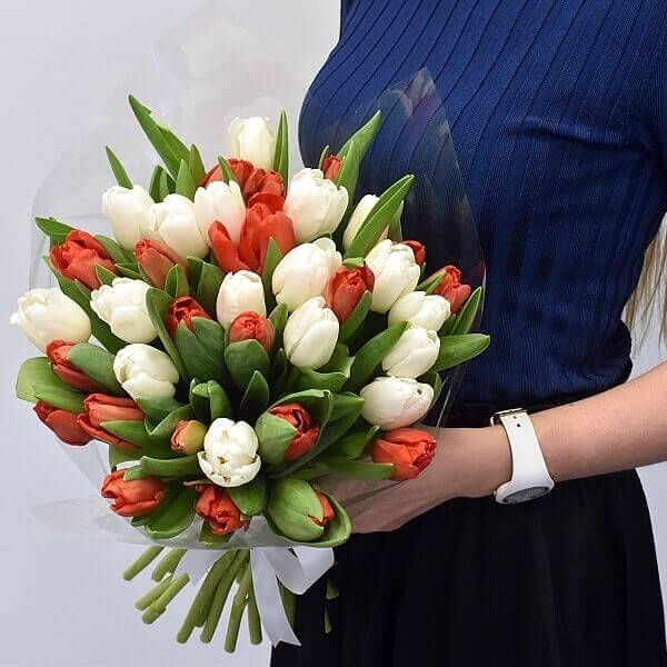 Tulipanes frescos con colores vivos y presentación cuidada en Madrid