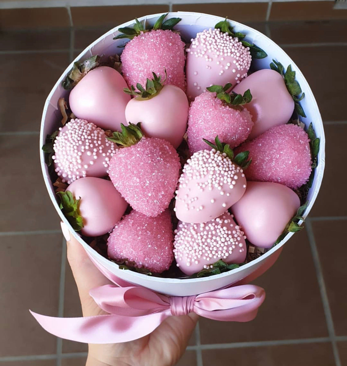 Caja en forma de corazón con fresas bañadas en chocolate para ocasiones especiales.