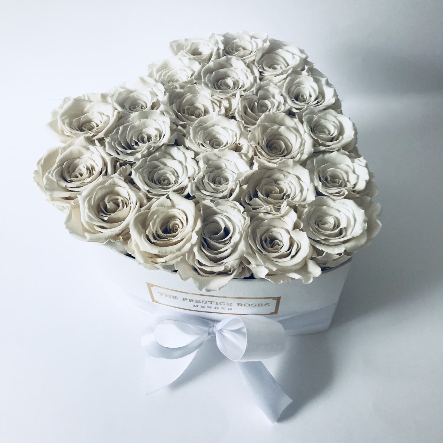 Colección Nacimiento  - La Mejor Colección de Rosas Preservadas - The Prestige Roses España - The Prestige Roses Madrid, Set de nacimiento con caja de rosas eternas blancas, fresas bañadas en chocolate y peluche blanco sobre mesa de cristal.