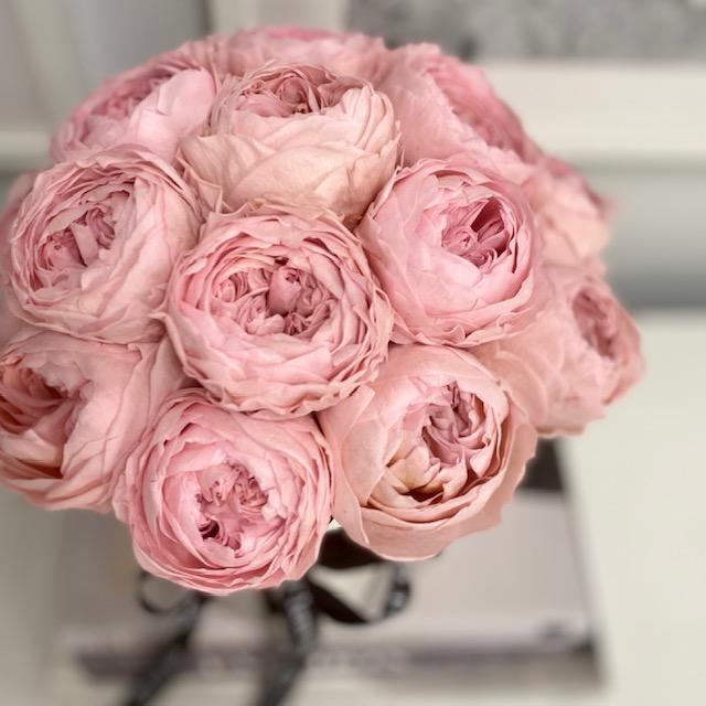 Detalle de empaque de lujo de The Prestige Roses con peonías eternas.