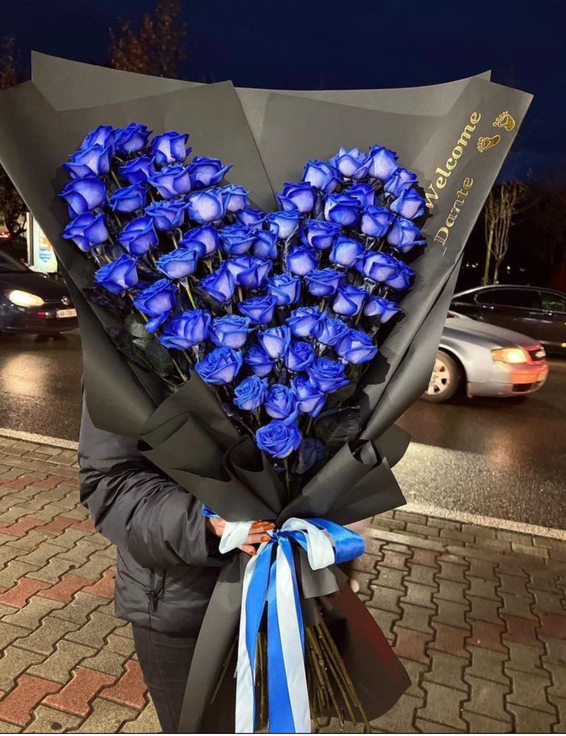 Ramo de rosas azules en forma de corazón – Arreglo floral exclusivo The Prestige Roses.