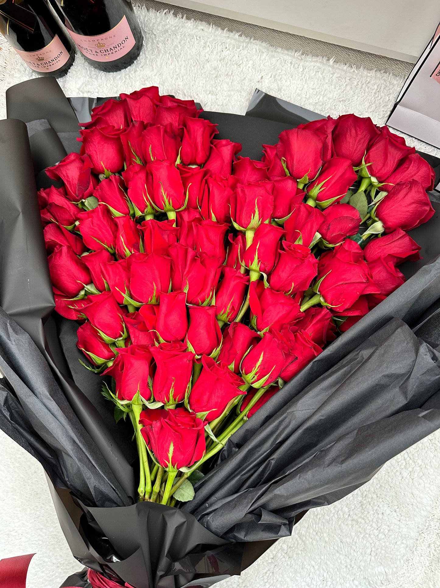 Ramo de lujo con 200 rosas frescas en forma de corazón para enamorados.